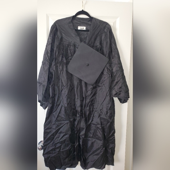 Jostens Cap & Gown 🎓✏️ - Picture 5 of 8